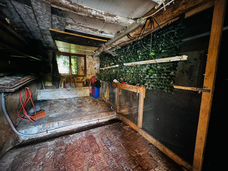 Metro Immobiliare propone in esclusiva un’interessante soluzione abitativa da ristrutturare, prec...