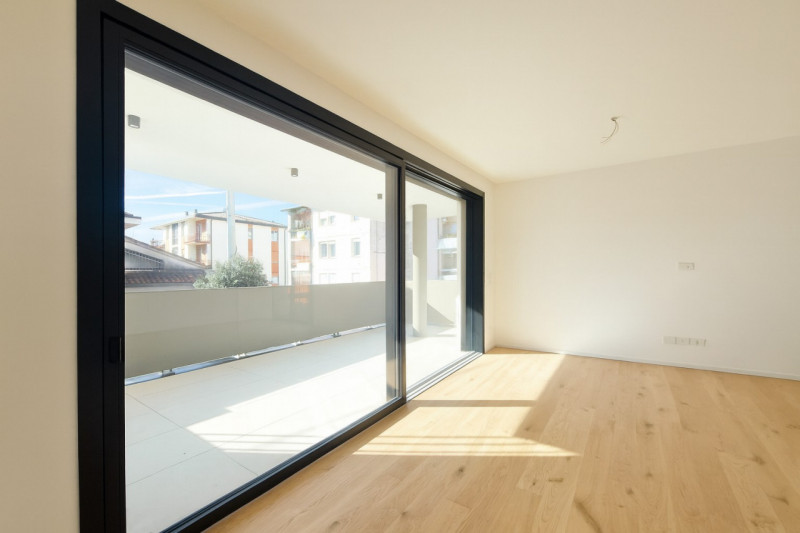 Nella rinomata zona di Santa Maria del Rovere, proponiamo un APPARTAMENTO TRICAMERE all’interno d...