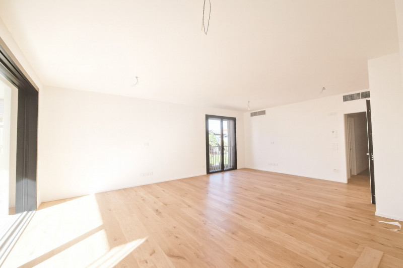 Nella rinomata zona di Santa Maria del Rovere, proponiamo un APPARTAMENTO TRICAMERE all’interno d...