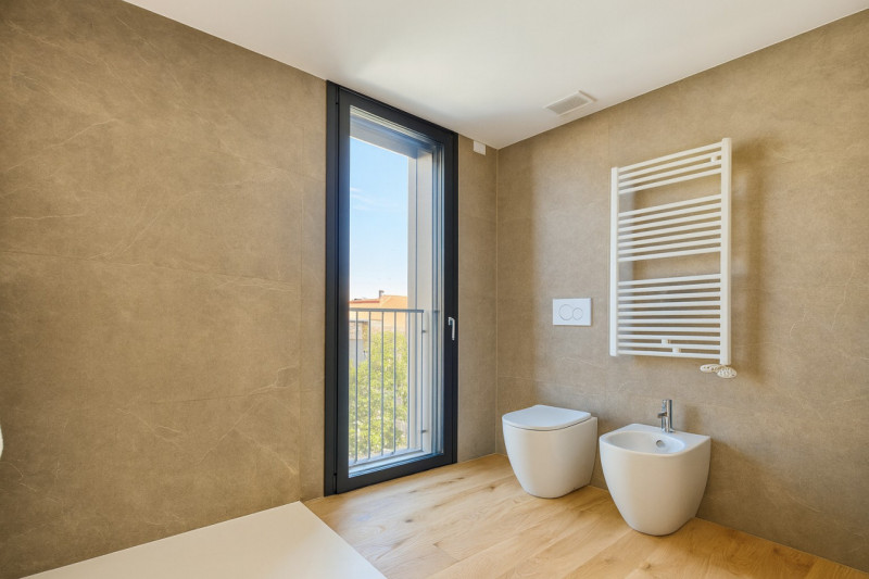 Nella rinomata zona di Santa Maria del Rovere, proponiamo un APPARTAMENTO TRICAMERE all’interno d...