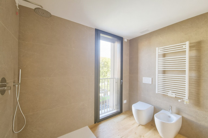 Nella rinomata zona di Santa Maria del Rovere, proponiamo un APPARTAMENTO TRICAMERE all’interno d...