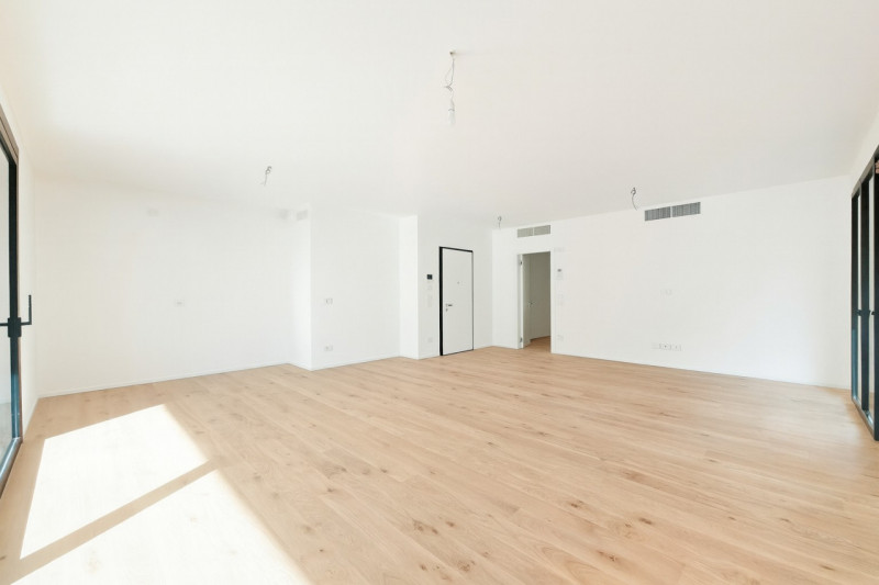 Nella rinomata zona di Santa Maria del Rovere, proponiamo un APPARTAMENTO TRICAMERE all’interno d...