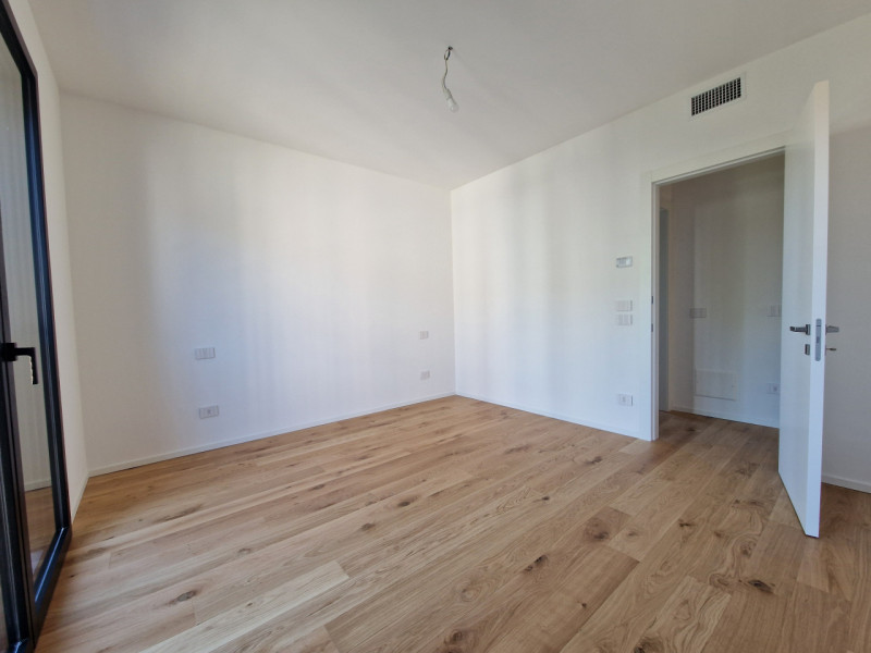 Nella rinomata zona di Santa Maria del Rovere, proponiamo un APPARTAMENTO TRICAMERE all’interno d...