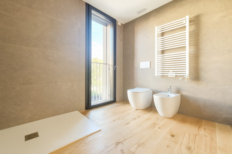 Nella rinomata zona di Santa Maria del Rovere, proponiamo un APPARTAMENTO TRICAMERE all’interno d...