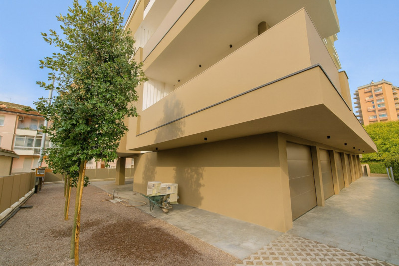 Nella rinomata zona di Santa Maria del Rovere, proponiamo un APPARTAMENTO TRICAMERE all’interno d...