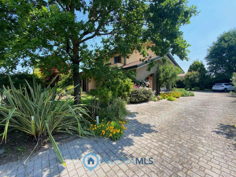 Immobile in esclusiva al Gruppo Padova MLS.
Lussuosa villa vicinanze Montegrotto Terme.
Su quarti...