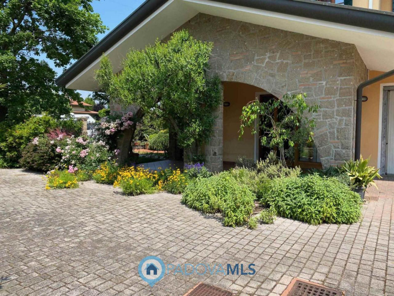 Immobile in esclusiva al Gruppo Padova MLS.
Lussuosa villa vicinanze Montegrotto Terme.
Su quarti...