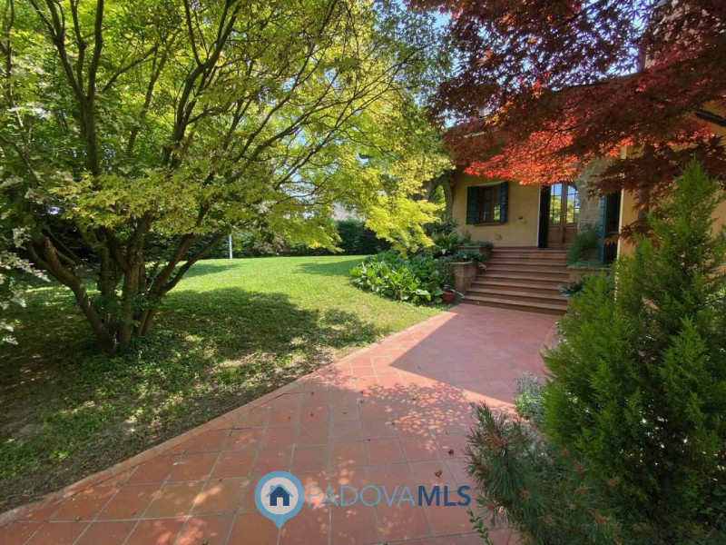 Immobile in esclusiva al Gruppo Padova MLS.
Lussuosa villa vicinanze Montegrotto Terme.
Su quarti...