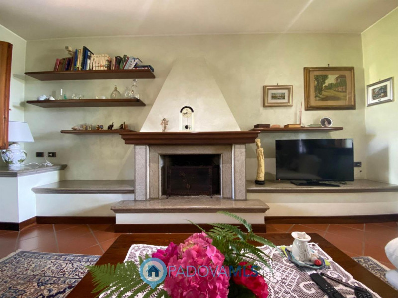 Immobile in esclusiva al Gruppo Padova MLS.
Lussuosa villa vicinanze Montegrotto Terme.
Su quarti...