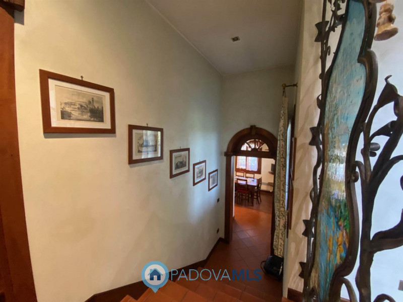 Immobile in esclusiva al Gruppo Padova MLS.
Lussuosa villa vicinanze Montegrotto Terme.
Su quarti...