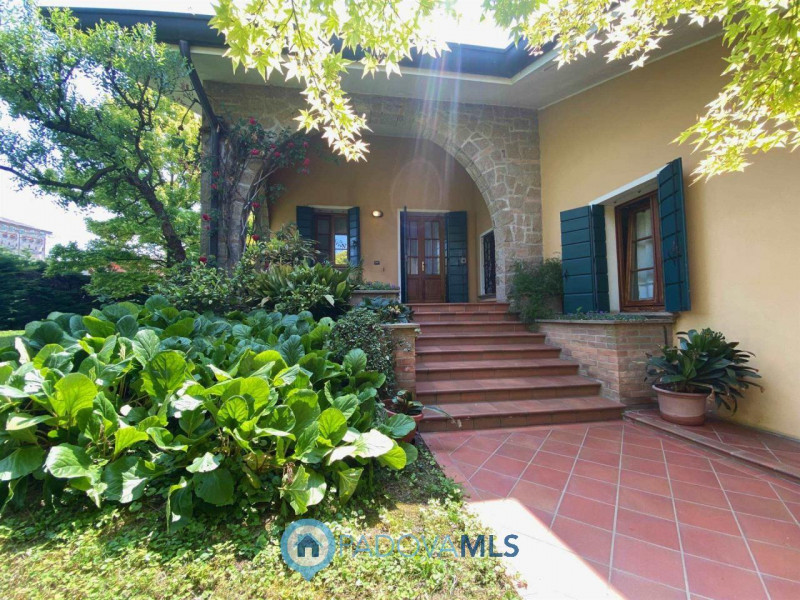 Immobile in esclusiva al Gruppo Padova MLS.
Lussuosa villa vicinanze Montegrotto Terme.
Su quarti...