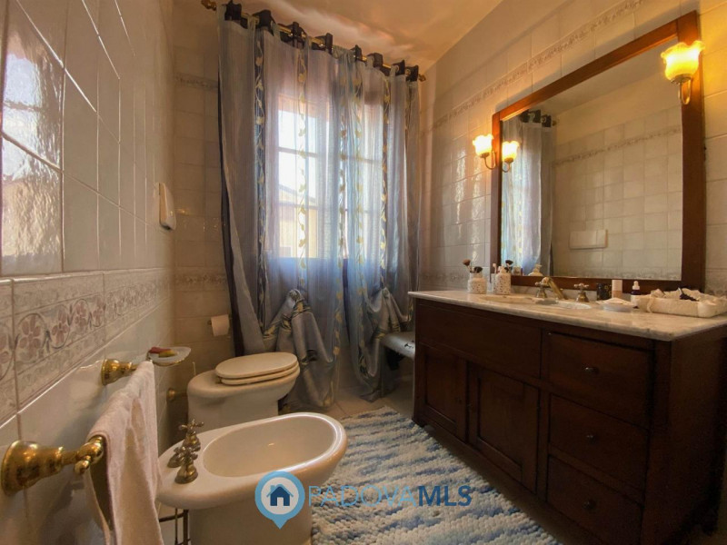 Immobile in esclusiva al Gruppo Padova MLS.
Lussuosa villa vicinanze Montegrotto Terme.
Su quarti...