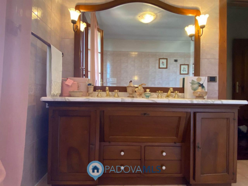 Immobile in esclusiva al Gruppo Padova MLS.
Lussuosa villa vicinanze Montegrotto Terme.
Su quarti...