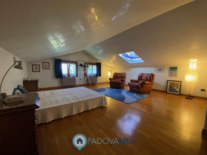 Immobile in esclusiva al Gruppo Padova MLS.
Lussuosa villa vicinanze Montegrotto Terme.
Su quarti...
