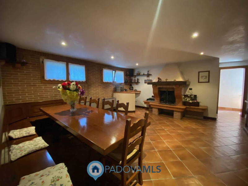 Immobile in esclusiva al Gruppo Padova MLS.
Lussuosa villa vicinanze Montegrotto Terme.
Su quarti...