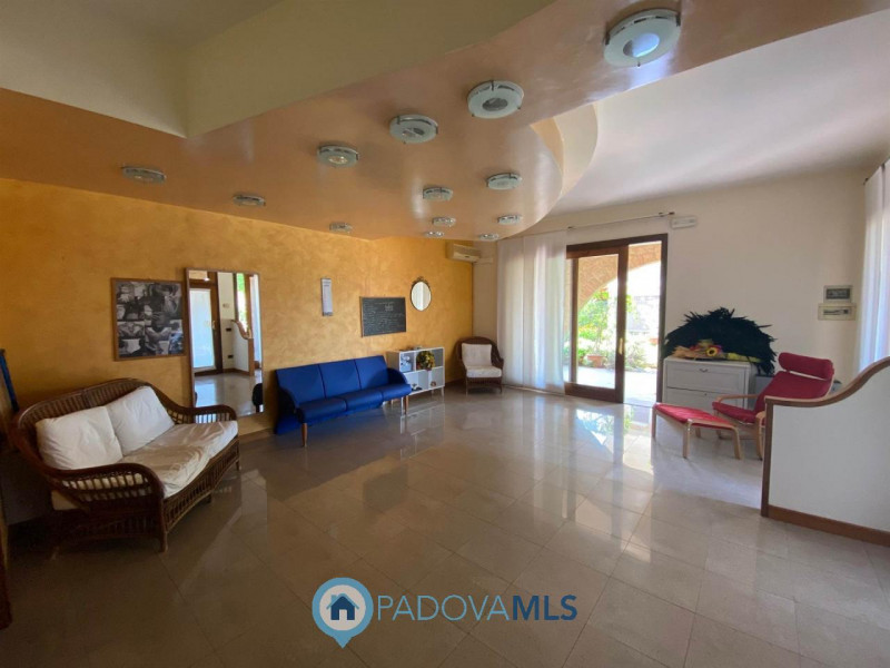 Immobile in esclusiva al Gruppo Padova MLS.
Lussuosa villa vicinanze Montegrotto Terme.
Su quarti...