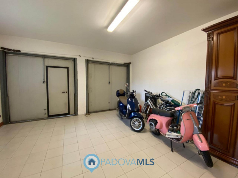 Immobile in esclusiva al Gruppo Padova MLS.
Lussuosa villa vicinanze Montegrotto Terme.
Su quarti...