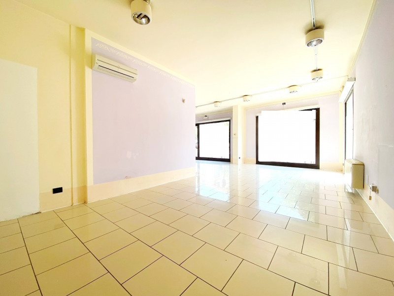 MESTRINO CENTRO- In zona di fortissimo passaggio sia pedonale che veicolare con comodo parcheggio...