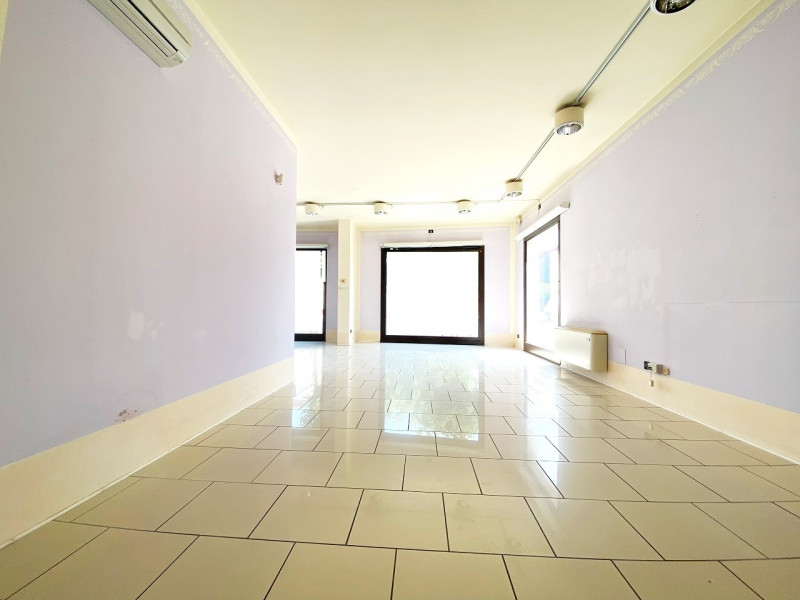 MESTRINO CENTRO- In zona di fortissimo passaggio sia pedonale che veicolare con comodo parcheggio...