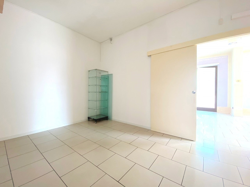 MESTRINO CENTRO- In zona di fortissimo passaggio sia pedonale che veicolare con comodo parcheggio...