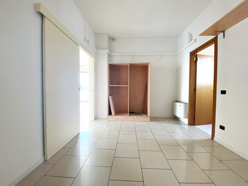 MESTRINO CENTRO- In zona di fortissimo passaggio sia pedonale che veicolare con comodo parcheggio...