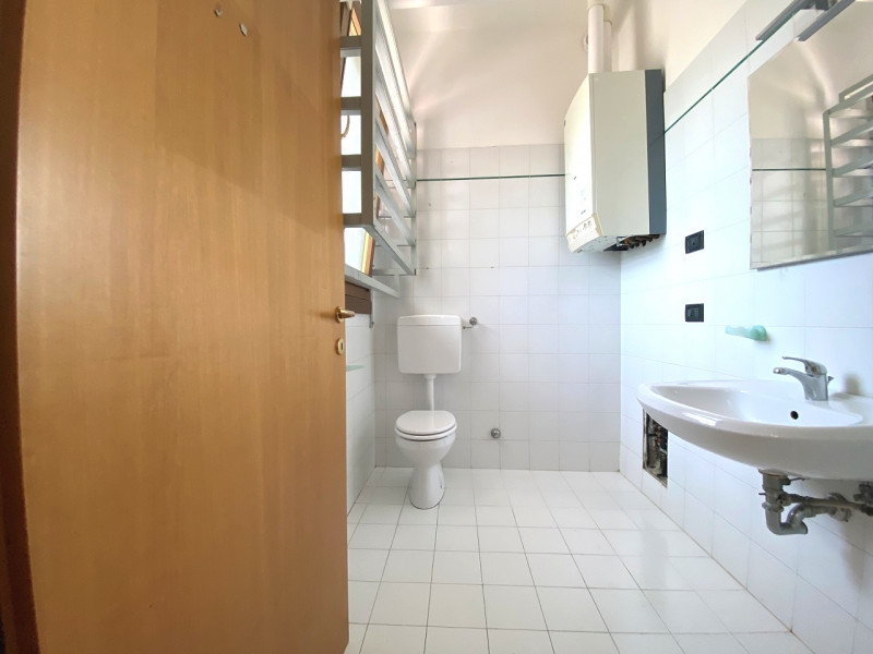 MESTRINO CENTRO- In zona di fortissimo passaggio sia pedonale che veicolare con comodo parcheggio...