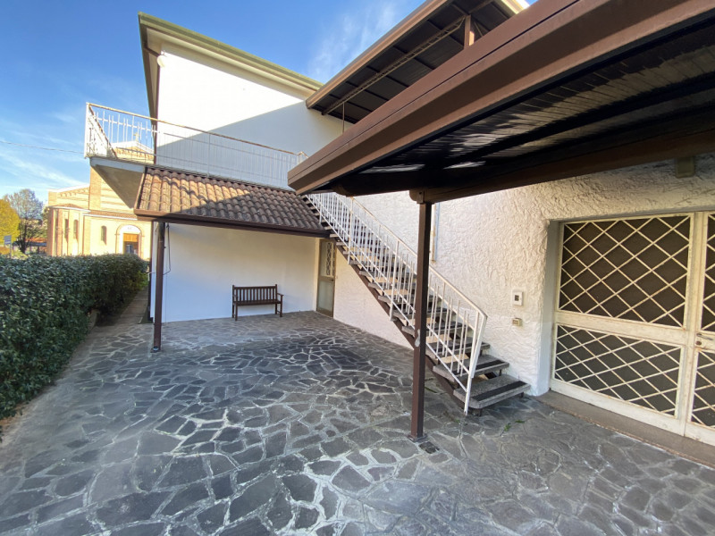 GALZIGNANO TERME: in pieno centro paese, residenza singola di circa 250 mq. su due livelli. La ca...