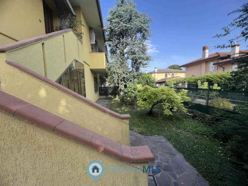 Immobile in esclusiva al Gruppo Padova MLS.
Ad Agna in un contesto residenziale e comodo a tutti ...