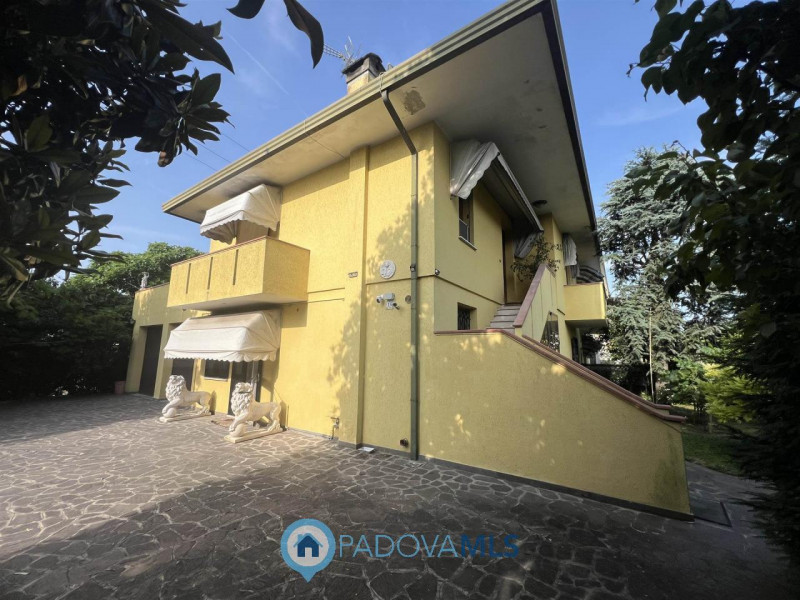 Immobile in esclusiva al Gruppo Padova MLS.
Ad Agna in un contesto residenziale e comodo a tutti ...