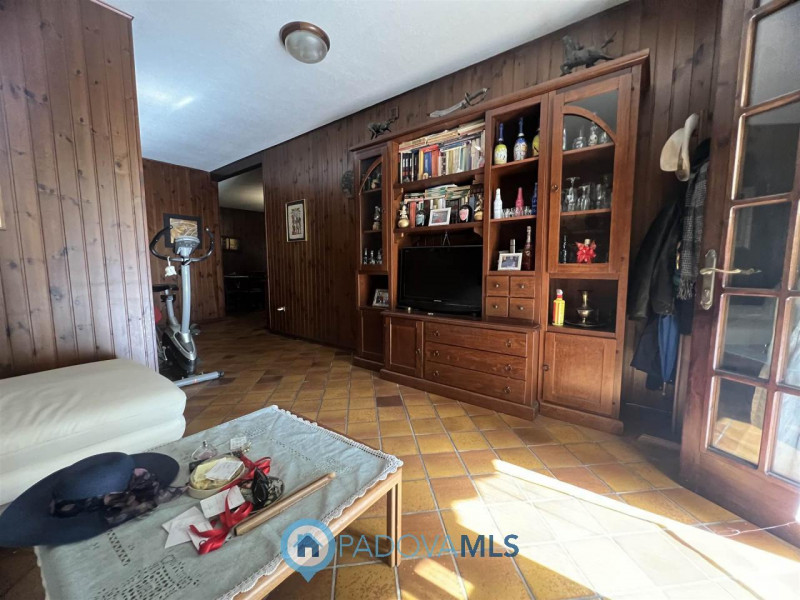 Immobile in esclusiva al Gruppo Padova MLS.
Ad Agna in un contesto residenziale e comodo a tutti ...