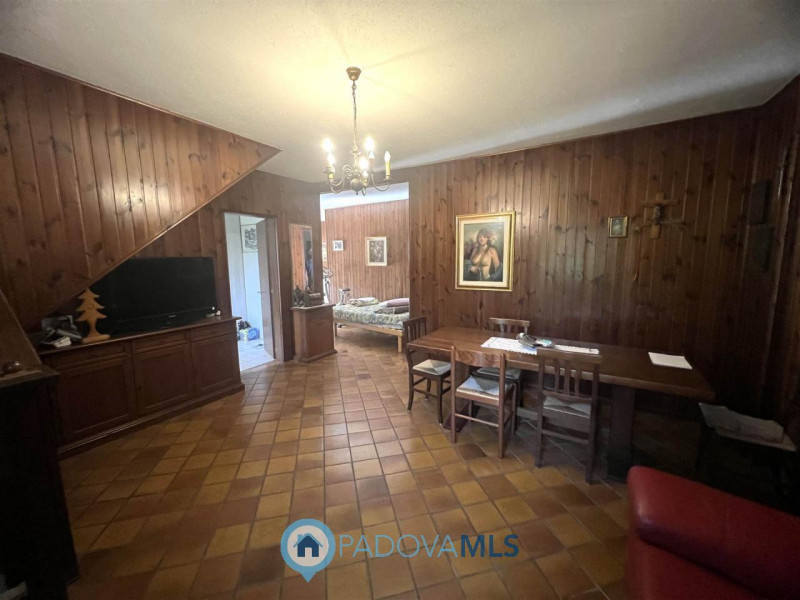 Immobile in esclusiva al Gruppo Padova MLS.
Ad Agna in un contesto residenziale e comodo a tutti ...