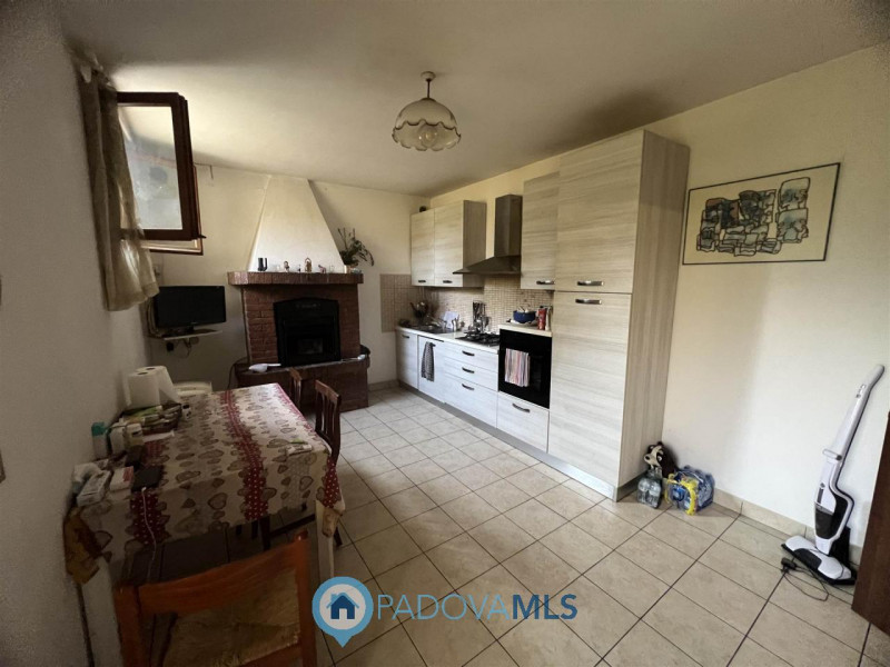 Immobile in esclusiva al Gruppo Padova MLS.
Ad Agna in un contesto residenziale e comodo a tutti ...