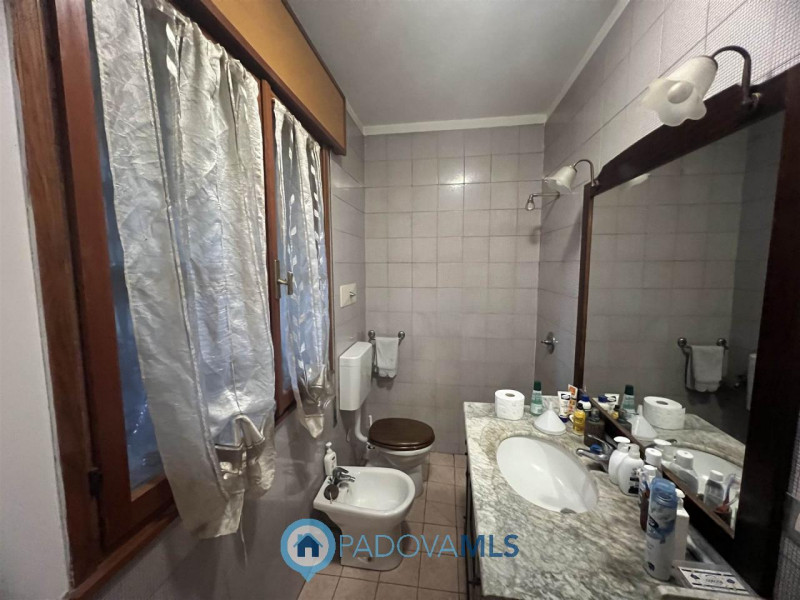 Immobile in esclusiva al Gruppo Padova MLS.
Ad Agna in un contesto residenziale e comodo a tutti ...