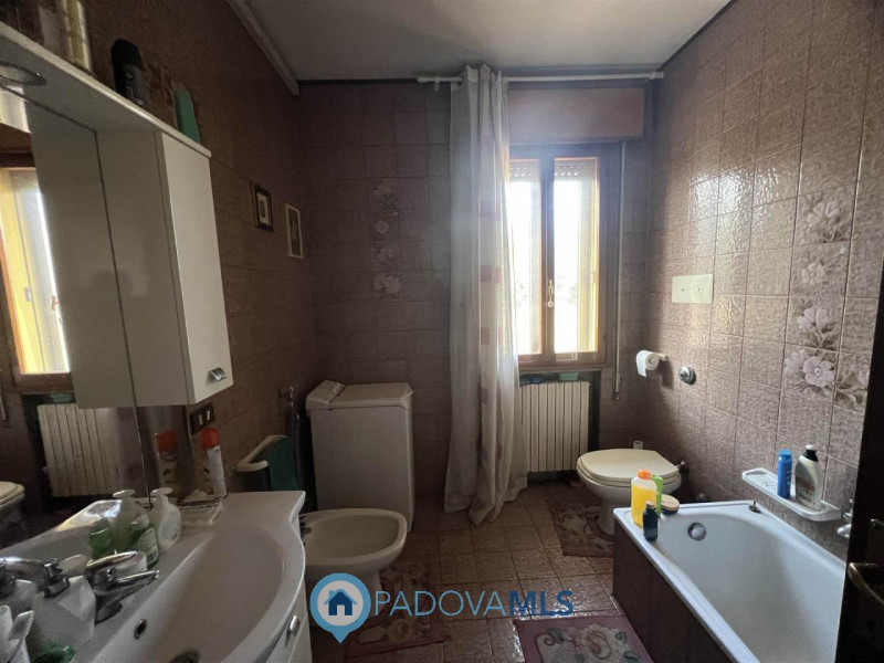 Immobile in esclusiva al Gruppo Padova MLS.
Ad Agna in un contesto residenziale e comodo a tutti ...