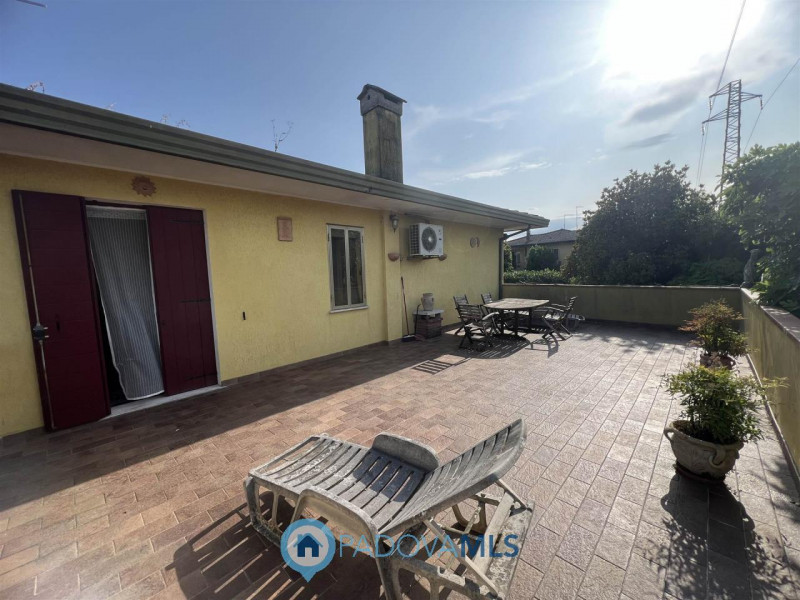 Immobile in esclusiva al Gruppo Padova MLS.
Ad Agna in un contesto residenziale e comodo a tutti ...