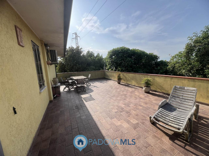 Immobile in esclusiva al Gruppo Padova MLS.
Ad Agna in un contesto residenziale e comodo a tutti ...