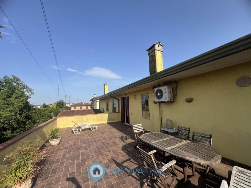 Immobile in esclusiva al Gruppo Padova MLS.
Ad Agna in un contesto residenziale e comodo a tutti ...