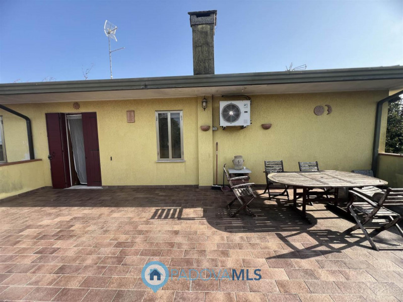 Immobile in esclusiva al Gruppo Padova MLS.
Ad Agna in un contesto residenziale e comodo a tutti ...