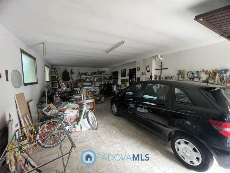 Immobile in esclusiva al Gruppo Padova MLS.
Ad Agna in un contesto residenziale e comodo a tutti ...