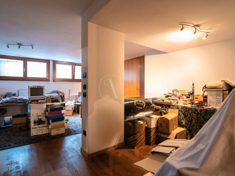 Siamo lieti di presentarvi questa elegante abitazione semi indipendente, edificata nei primi anni...