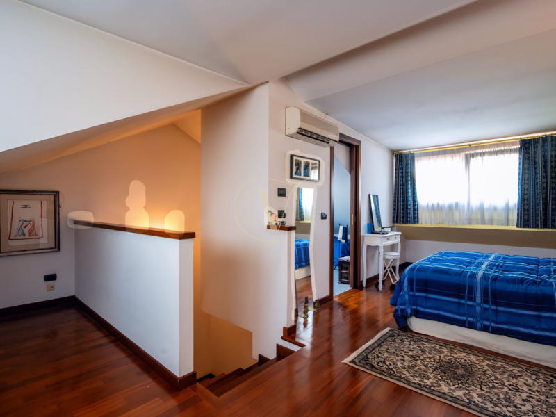 Siamo lieti di presentarvi questa elegante abitazione semi indipendente, edificata nei primi anni...