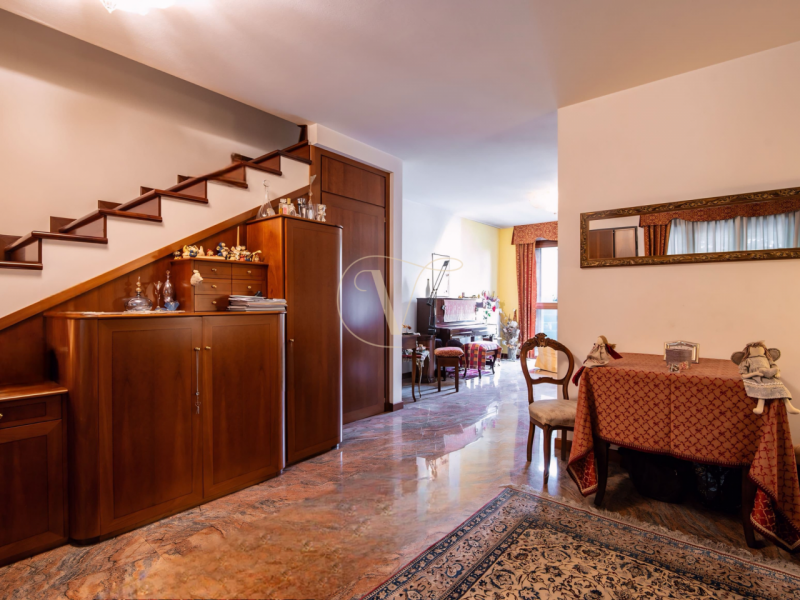 Siamo lieti di presentarvi questa elegante abitazione semi indipendente, edificata nei primi anni...