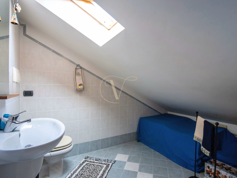 Siamo lieti di presentarvi questa elegante abitazione semi indipendente, edificata nei primi anni...