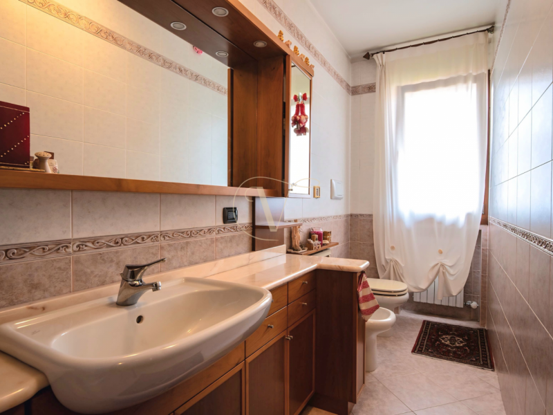 Siamo lieti di presentarvi questa elegante abitazione semi indipendente, edificata nei primi anni...