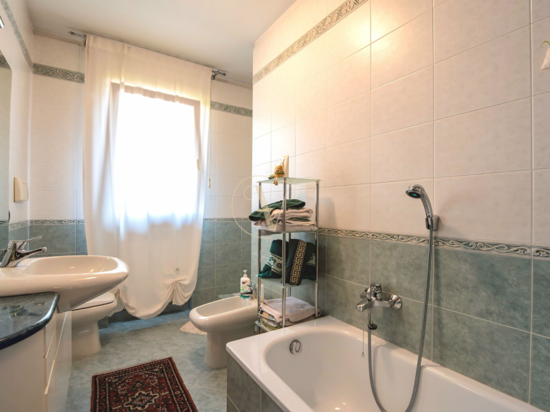 Siamo lieti di presentarvi questa elegante abitazione semi indipendente, edificata nei primi anni...