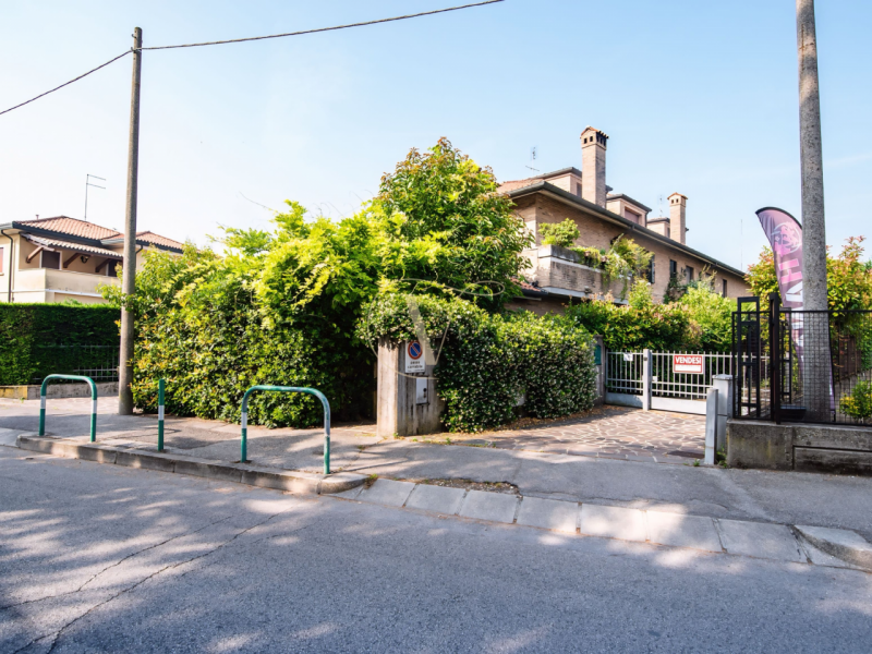 Siamo lieti di presentarvi questa elegante abitazione semi indipendente, edificata nei primi anni...