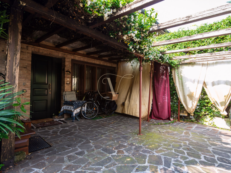 Siamo lieti di presentarvi questa elegante abitazione semi indipendente, edificata nei primi anni...