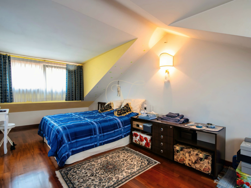 Siamo lieti di presentarvi questa elegante abitazione semi indipendente, edificata nei primi anni...