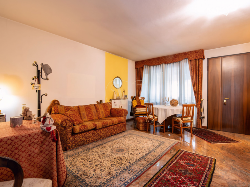 Siamo lieti di presentarvi questa elegante abitazione semi indipendente, edificata nei primi anni...