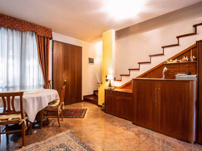 Siamo lieti di presentarvi questa elegante abitazione semi indipendente, edificata nei primi anni...